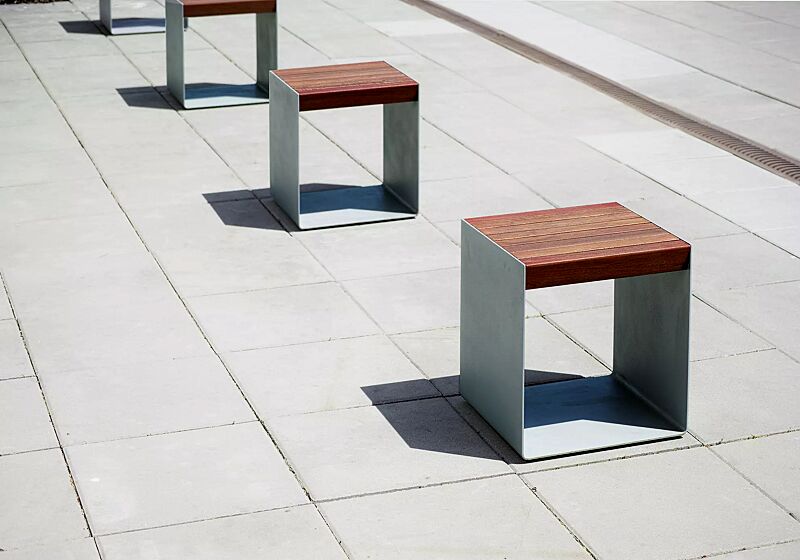 Sitz RADIUM mit Jatobaholzbelattung, Stahlteile in RAL 9007 graualuminium