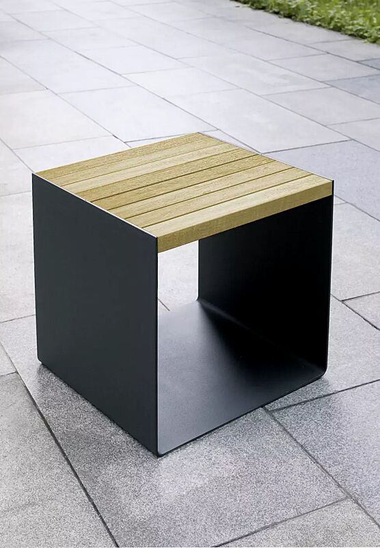 Sitz RADIUM mit Robinieholzbelattung, Stahlteile in RAL 9007 graualuminium