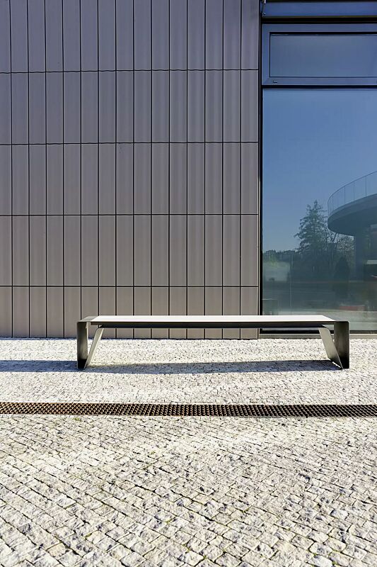 Sitzbank RADIUM ohne Rückenlehne, mit weißer HPL-Auflage, Stahlteile in RAL 9007 graualuminium