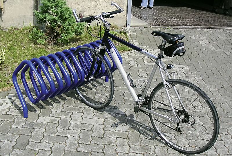 Fahrradständer QUADRA zum Einbetonieren, pulverbeschichtet in RAL 5017 verkehrsblau