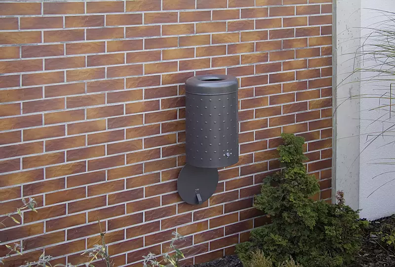 Bodenklappe öffnet nach Entriegelung