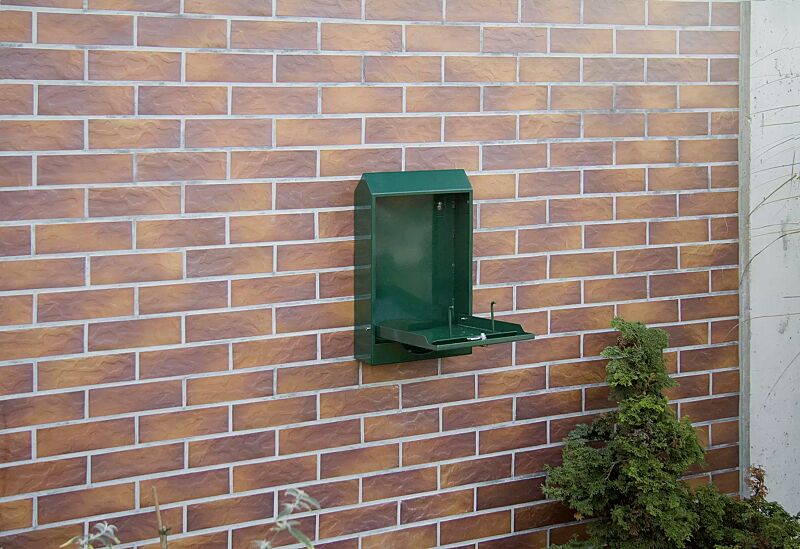 Hundekotbeutelspender COLLIE, zur Wandbefestigung, in RAL 6005 moosgrün, geöffnet zum Befüllen