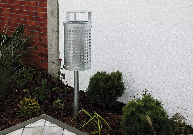 Abfallbehälter NIGEL, feuerverzinkt, mit Pfosten (mittig) zum Einbetonieren