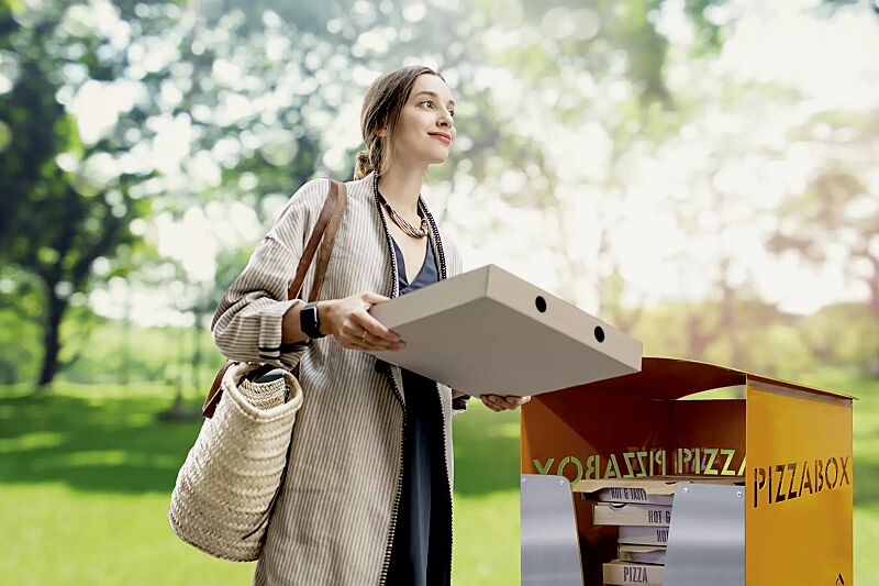 Pizzabox-Abfallbehälter SEATON, mit individuell gelaserter Werbeanbringung an den Seitenwänden links und rechts (Mehrpreis), Dekorblende Edelstahl, Stahlteile in RAL 2000 gelborange