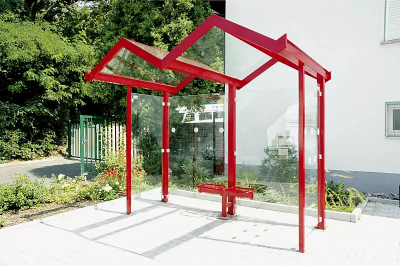 Wartehalle TANGENTA, Dachbreite x Dachtiefe 3200 mm x 2000 mm, Rück- / Seitenwände ESG, Klarglas, Drahtgittersitz TARVIS, Stahlkonstruktion in RAL 3000 feuerrot  Wartehalle TANGENTA Dachbreite x Dachtiefe 3200 mm x 2000 mm, Stahlkonstruktion feuerverzi...