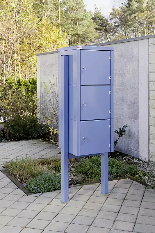 Schließfachanlage SECURE, in RAL 5014 taubenblau, 3 Fächer inkl. Unterzug und Stützen zum Aufdübeln bei -200 mm, mit Profilzylinderschlössern  3er-Schließfachanlage SECURE  Stahlkonstruktion verzinkt und pulverbeschichtet, inkl. Unterzug und Stützen zu...