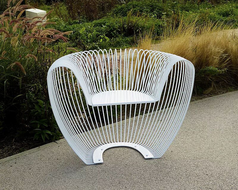 Sitz BUBBLE aus Edelstahl und zusätzlich lackiert in RAL 9010 reinweiß