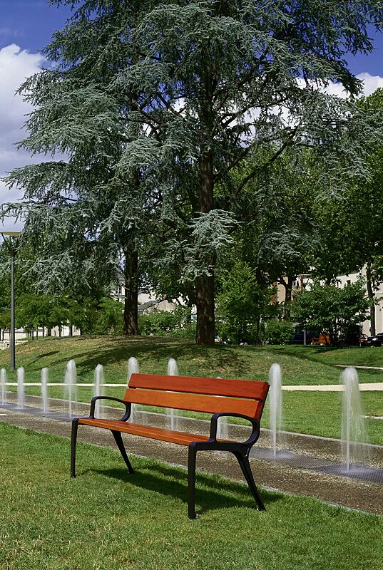 Sitzbank BASIC mit Rückenlehne und Armlehnen, mit Doukaholzbelattung, Stahlteile in RAL 9005 tiefschwarz