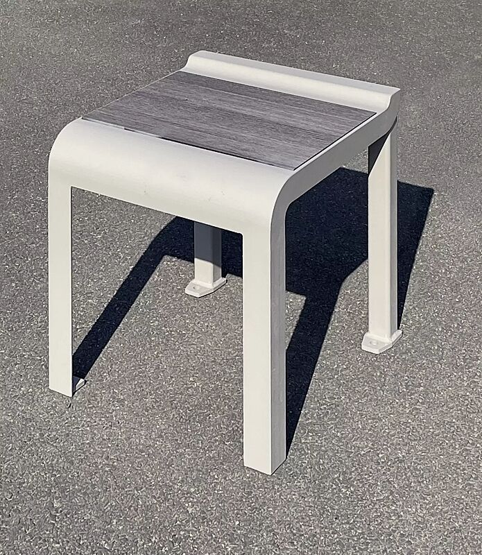 Sitz PAOSA, Stahlteile in RAL 7044 seidengrau, Sitzauflage aus grauem Zedernholz