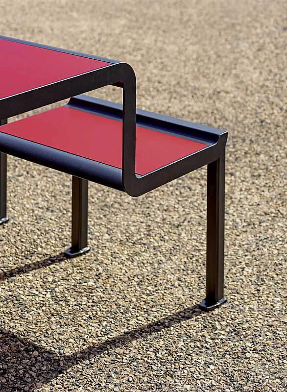 Detail: Sitz- und Tischauflage aus rotem Zedernholz