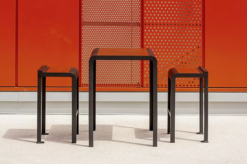 Stehtisch PAOSA, Stahlteile in DB 703 eisenglimmer, Tischauflage aus rotem Zedernholz