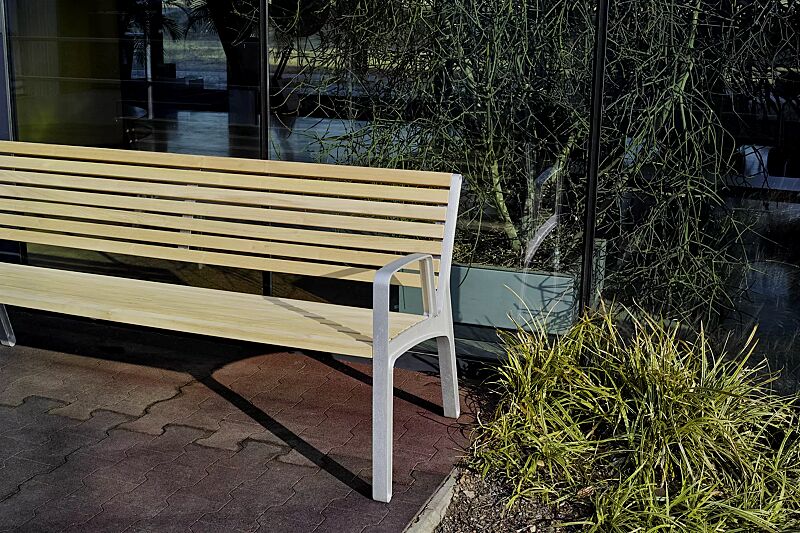 Sitzbank MIELA mit Rückenlehne und Armlehnen, mit schmaler Robinienholzbelattung