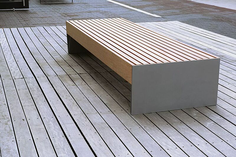 Sitzbank BLOCQ ohne Rückenlehne, Sitztiefe 780 mm, mit Jatobaholzbelattung, Stahlteile in RAL 9007 graualuminium