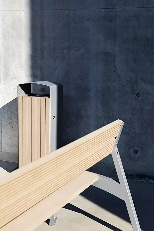 Detail: Resysta®-Belattung, lasiert in natur