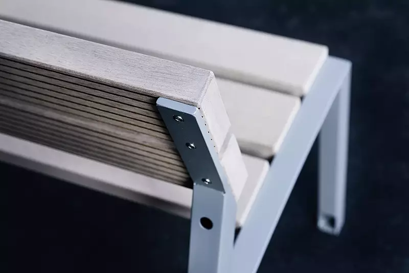 Detail: Resysta®-Belattung, lasiert in natur