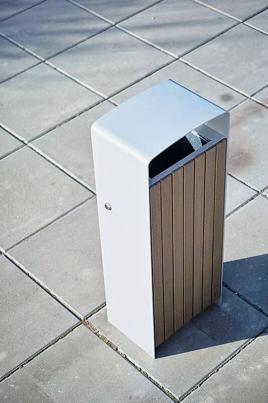 Abfallbehälter PRAX, Korpus: Resysta®-Belattung, lasiert in pale golden, Stahlteile in RAL 9006 weißaluminium