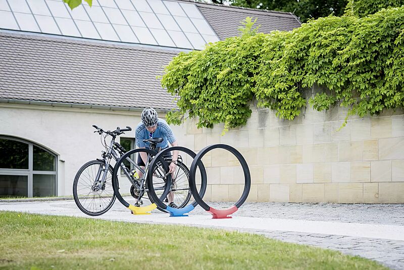 Anlehnbügel GOMEZ, Aluminiumfußabdeckung in RAL 1021 rapsgelb, RAL 5019 capriblau und RAL 3020 verkehrsrot