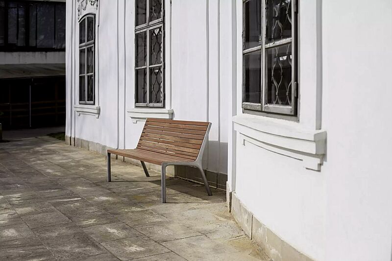 Sitzbank VLTAU mit Rückenlehne, mit Jatobaholzbelattung, Stahlteile in RAL 9006 weißaluminium