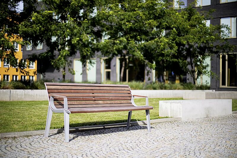 Sitzbank EMAU mit Rückenlehne und Armlehnen, mit Jatobaholzbelattung