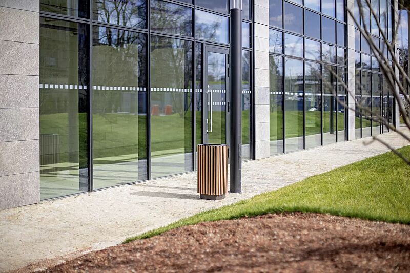 Abfallbehälter QUINBIN, quadratisch abgerundet, Korpus: Jatobaholzbelattung, Stahlteile in RAL 7016 anthrazitgrau