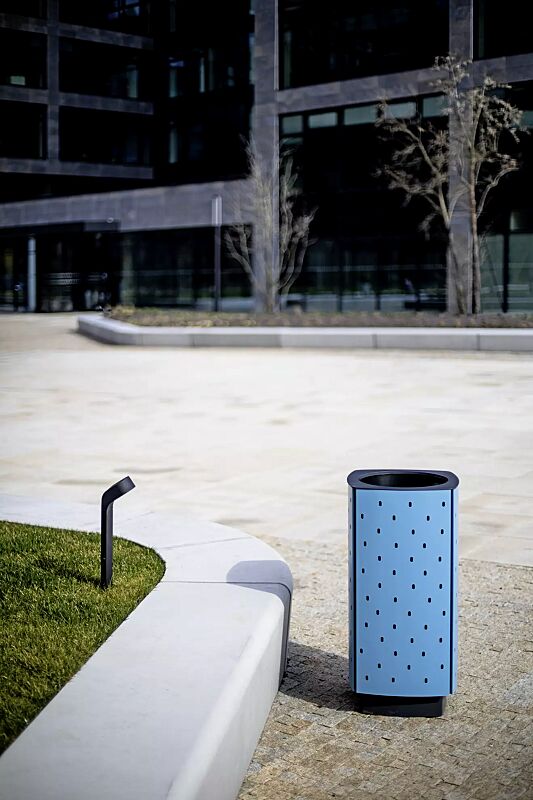 Abfallbehälter QUINBIN, quadratisch abgerundet, Korpus: gestanztes Stahlblech, Stahlteile in RAL 5024 pastellblau und RAL 7016 anthrazitgrau