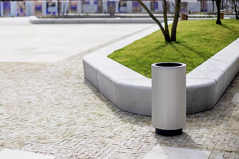 Abfallbehälter QUINBIN, rund, Korpus: Aluminiumprofile in RAL 9006 weißaluminium, Stahlteile in RAL 5002 ultramarinblau