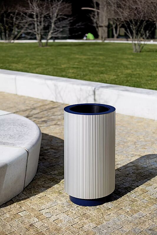 Abfallbehälter QUINBIN, rund, Korpus: Aluminiumprofile in RAL 9006 weißaluminium, Stahlteile in RAL 5002 ultramarinblau