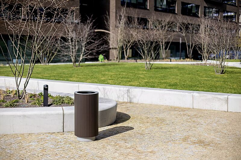 Abfallbehälter QUINBIN, rund, Korpus: Aluminiumprofile in RAL 8002 signalbraun, Stahlteile in 9006 weißaluminium