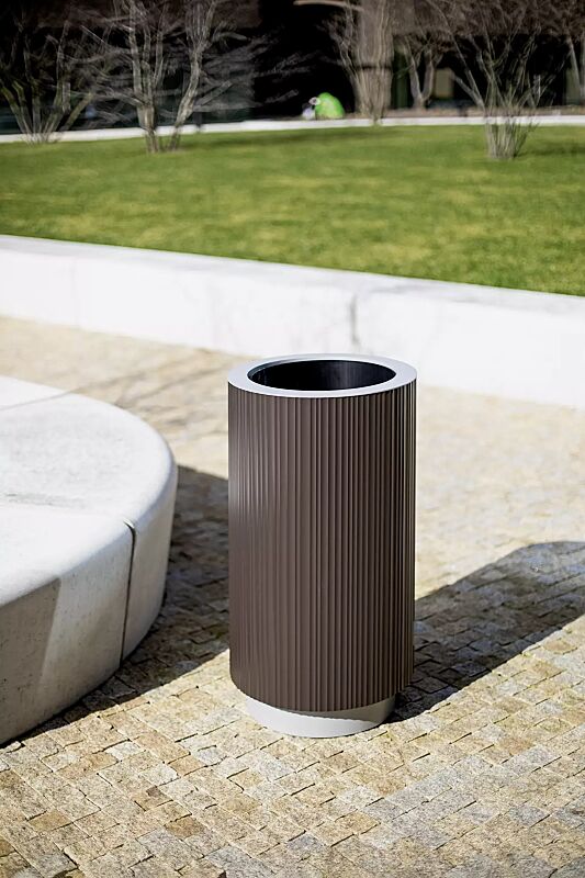 Abfallbehälter QUINBIN, rund, Korpus: Aluminiumprofile in RAL 8002 signalbraun, Stahlteile in 9006 weißaluminium