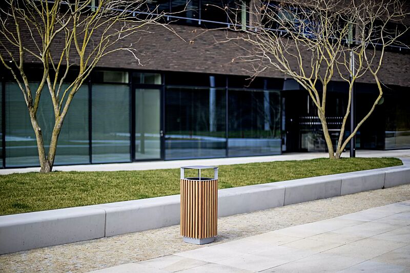 Abfallbehälter QUINBIN, quadratisch abgerundet, mit Schutzdach, Korpus: Jatobaholzbelattung, Stahlteile in RAL 9007 graualuminium