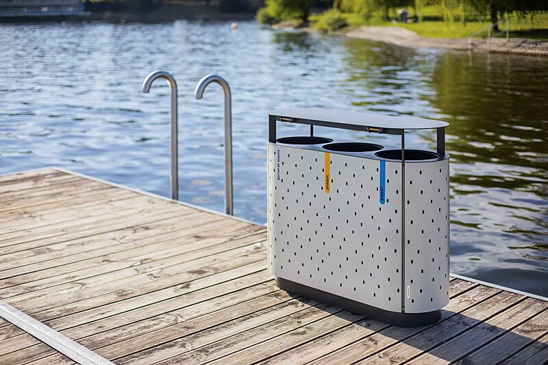 Abfallbehälter QUINBIN TRIO mit Schutzdach, Korpus: gestanztes Stahlblech, Stahlteile in RAL 7035 lichtgrau und RAL 7043 verkehrsgrau