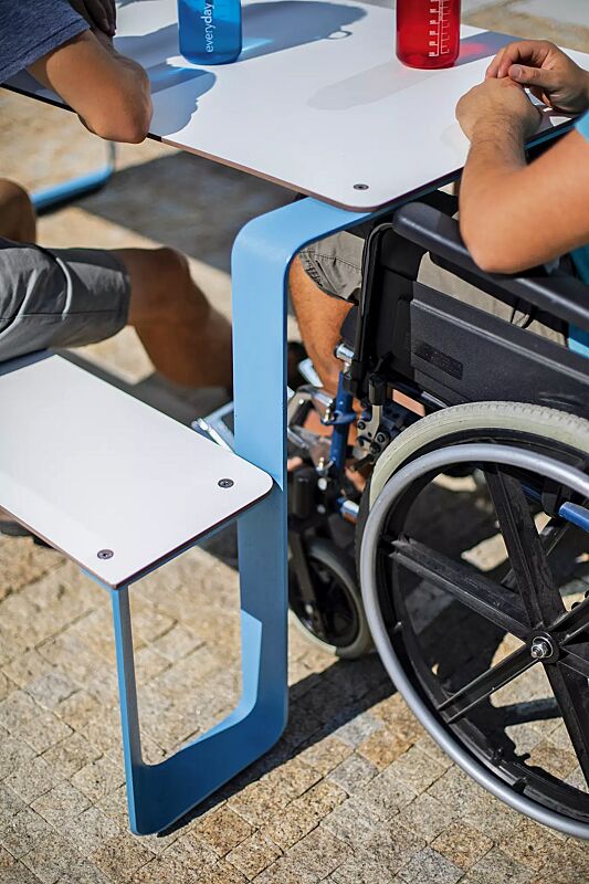 Bank-Tisch-Kombination RAUTSTER, einseitig barrierefrei, mit HPL-Auflage in White 0085, Stahlteile in RAL 5015 himmelblau