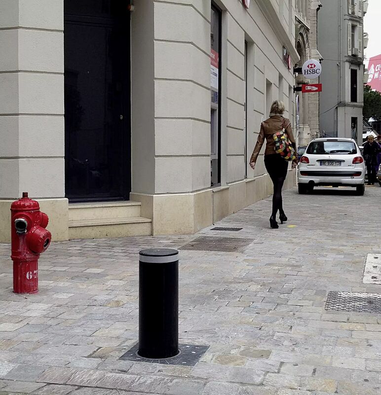 Poller CUPRIT in RAL 7016 anthrazitgrau, mit weißem Reflexstreifen