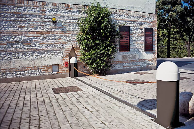 Kettenabsenker LORGUES für den normalen Betrieb in Sonderfarben mit Unterflurschiene und Absperrbreite 8 m