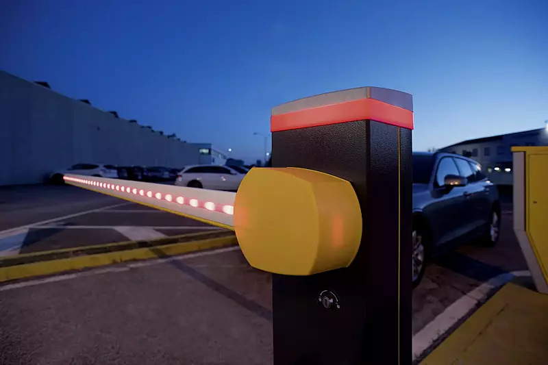  Schrankenanlage MONNES mit Brushless-Motor, LED-Beleuchtung des Baumes und der Abdeckung optional