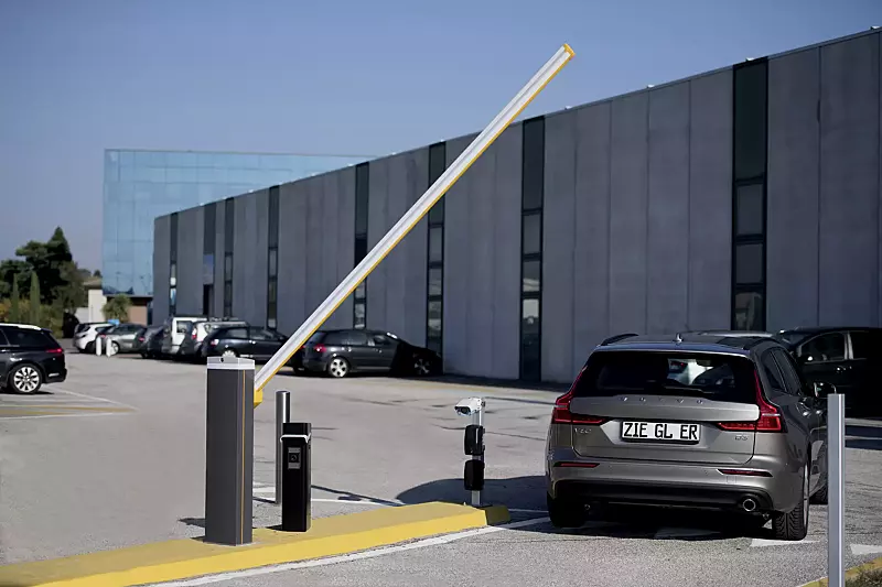 Schrankenanlage MONNES mit Absperrbreite 3,80 m und Kennzeichenerkennung