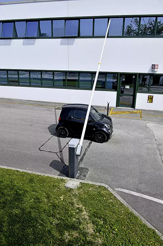 Schrankenanlage BUSSET, Absperrbreite 7,60 m mit 4 + 4 m Teleskop-Schrankenbaum und Auflagestütze