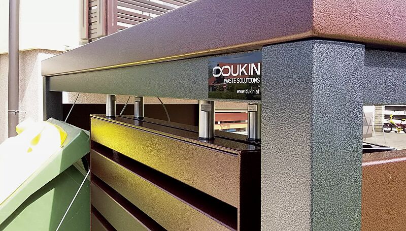 Müllbehälter-Doppelschrank STYLEOUT® LINIS mit Pflanzdach, Aluminiumkonstruktion farblich auftragsbezogen angepasst: Rahmenteile in antik silber, Seitenteile, Dach und Türleisten in antik kupfer