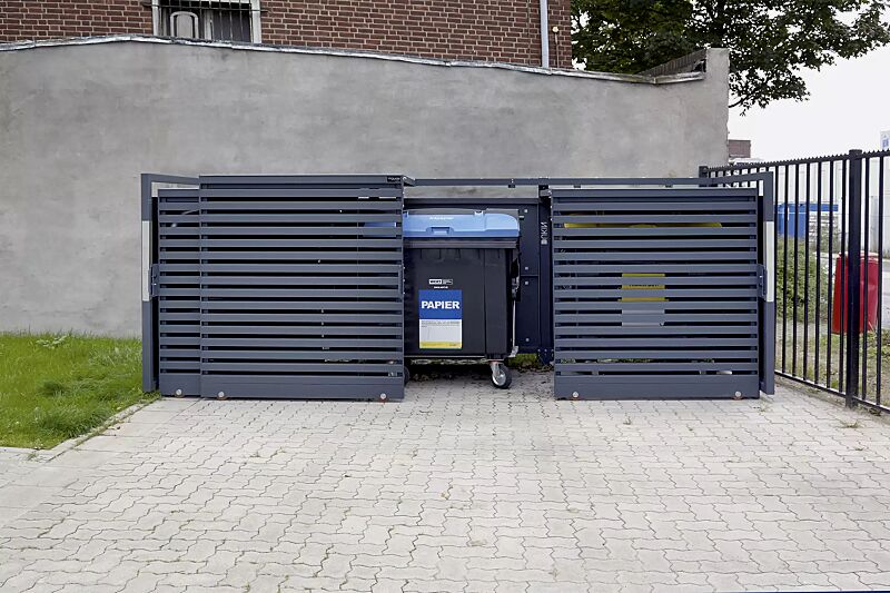 Müllbehälter-Dreifachschrank STYLEOUT® LINIS 1100, Stahlkonstruktion, Tür, Rück- und Seitenwände in RAL 7016 anthrazitgrau, Dach in Aluminium eloxiert