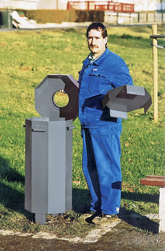 - Behälter zur Aufnahme eines Abfallsackes, mit Deckel  - Zugang zum Zwischenraum, z. B. für Ratten