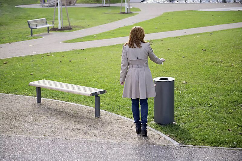 Abfallbehälter NORANDA, mit Ascher, in DB 703 eisenglimmer