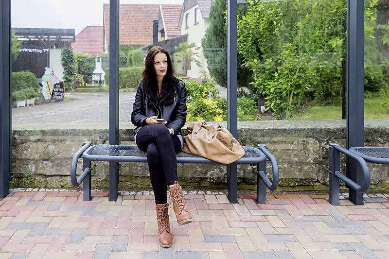 Sitzbank ohne Rückenlehne, Sitzfläche aus Drahtgitter, mit 2 Stützen, zum Einbetonieren, in RAL 7016 anthrazitgrau