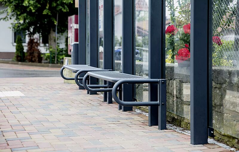 Sitzbank ohne Rückenlehne, Sitzfläche aus Drahtgitter, mit 2 Stützen, zum Einbetonieren, in RAL 7016 anthrazitgrau