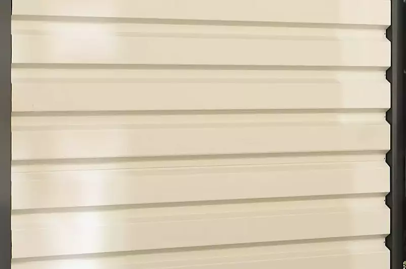 Drehflügeltür, einflügelig mit Trapezblech, waagerecht