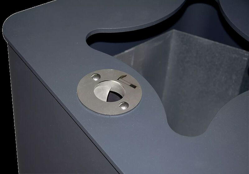 Detail: Einwurföffnung und Ascher