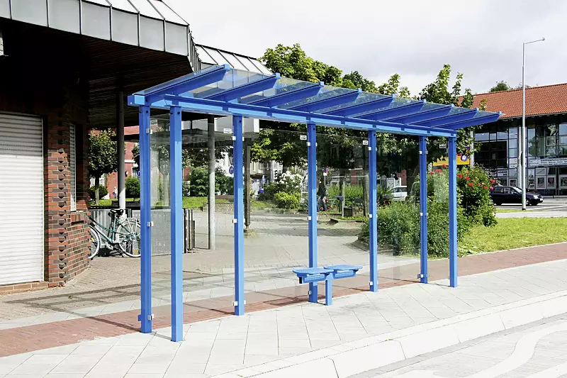 Wartehalle PEGASUS, Dachbreite x Dachtiefe 6300 mm x 2000 mm, Sonder-Seitenwandtiefe 1000 mm, Drahtgittersitz TARVIS, Stahlkonstruktion pulverbeschichtet in RAL 5015 himmelblau