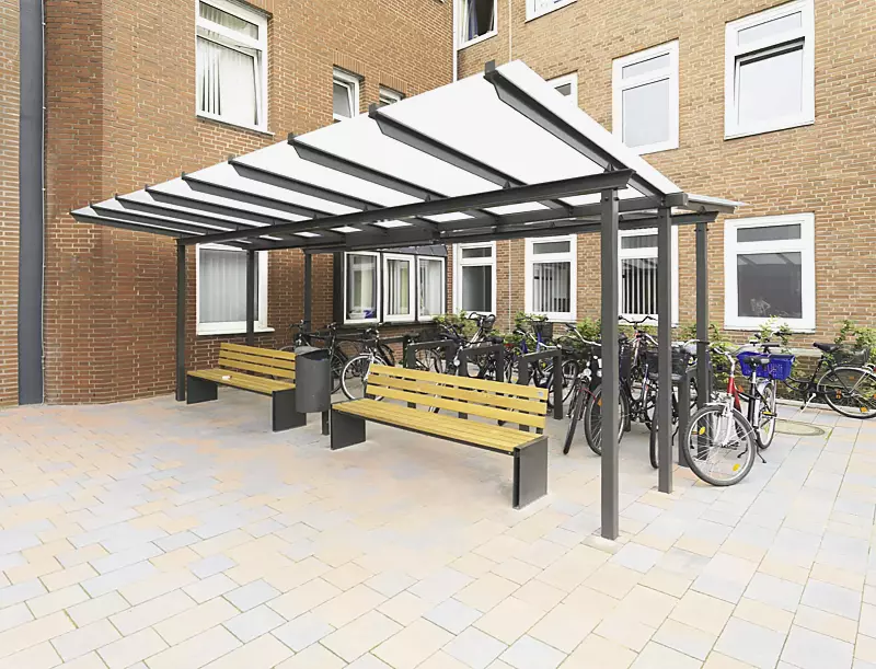 Überdachung PEGASUS, Dachbreite x Dachtiefe 6300 mm x 2000 mm, doppelseitig, Kombination Wartehalle mit Fahrradunterstand mit Anlehnbügel PRISMA und Sitzbänken NATURA, Dacheindeckung VSG satiniert (auftragsbezogene Anpassung), Stahlkonstruktion in RAL ...