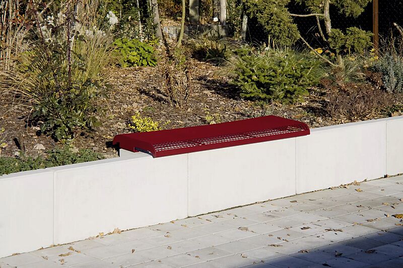 Mauerauflage LINUS, Sitzbank ohne Rückenlehne, in RAL 3005 weinrot