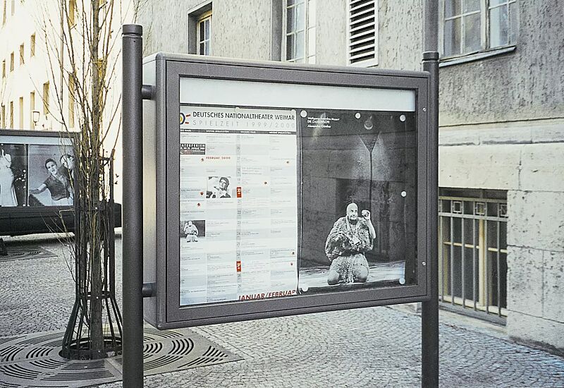 Schaukasten mit Poller BOULEVARD 83