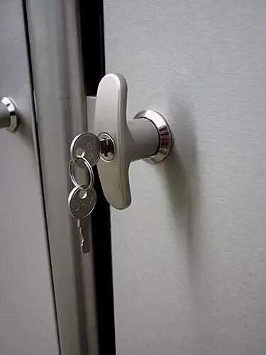 abschließbarer Knebelgriff gleichschließend, je Box